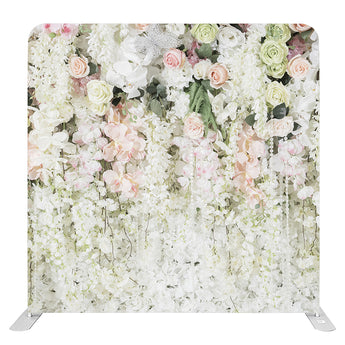 Fotobackdrop met witte en pastel gekleurde kunstbloemen en stevige metalen standaard