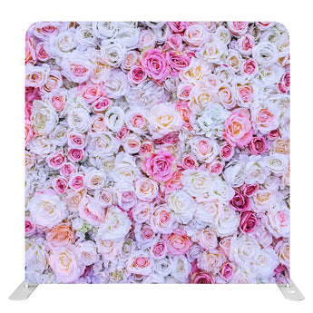 Fotowand met dicht bedekte roze en witte rozen als bloemenachtergrond