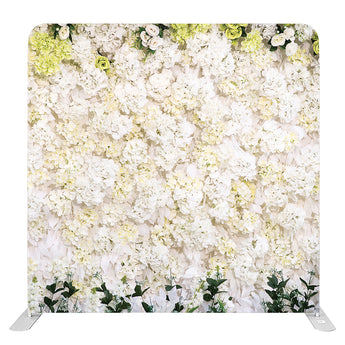 Witte fotowand met dicht bloemenmotief en groen accent aan de onderkant